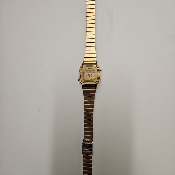 Ladies mini gold casio classic digital watch retro LA670WGA-9 - Picture 5 of 6